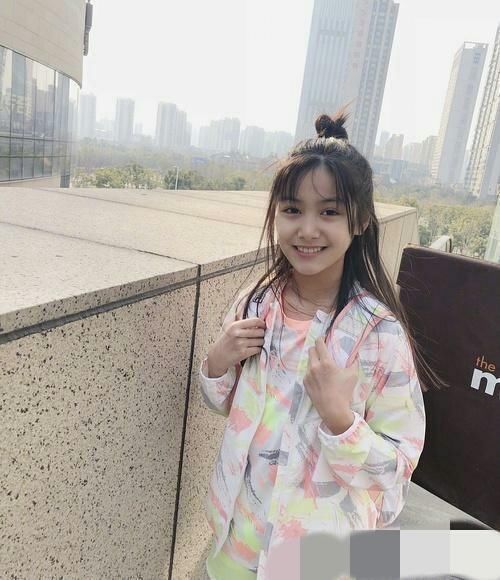 说十岁的张籽沐20岁估计都有人信,可和闫妮撞脸的她才是大妈脸?