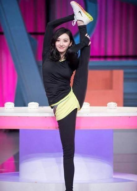 女星一字马:热巴宋茜一言不合就开叉!赵丽颖