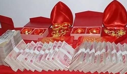 农村结婚彩礼礼金要三斤三两的百元大钞,这大