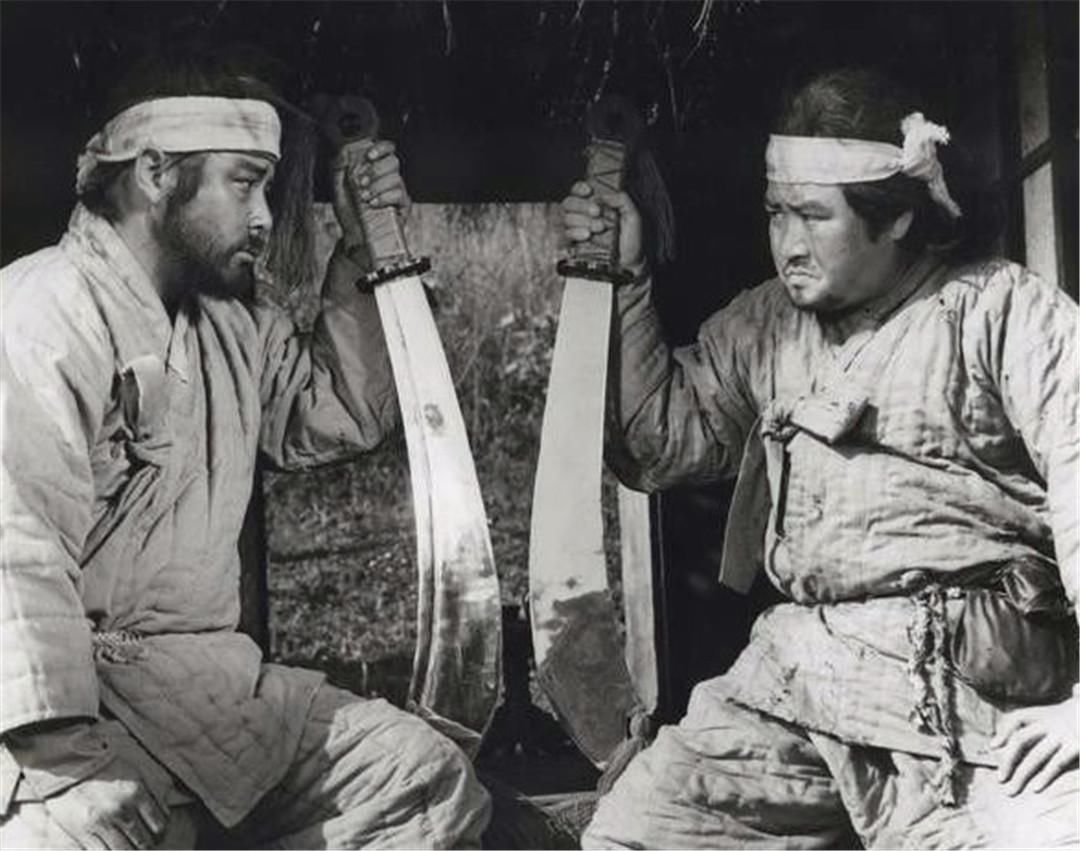 在赊刀的时候,赊账的人会留下欠条和还款的时间,等到了时候赊刀人就会