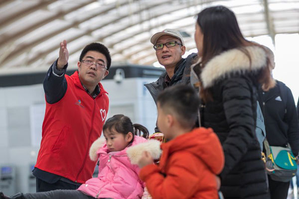 空港春运志愿行 真情温暖回家路