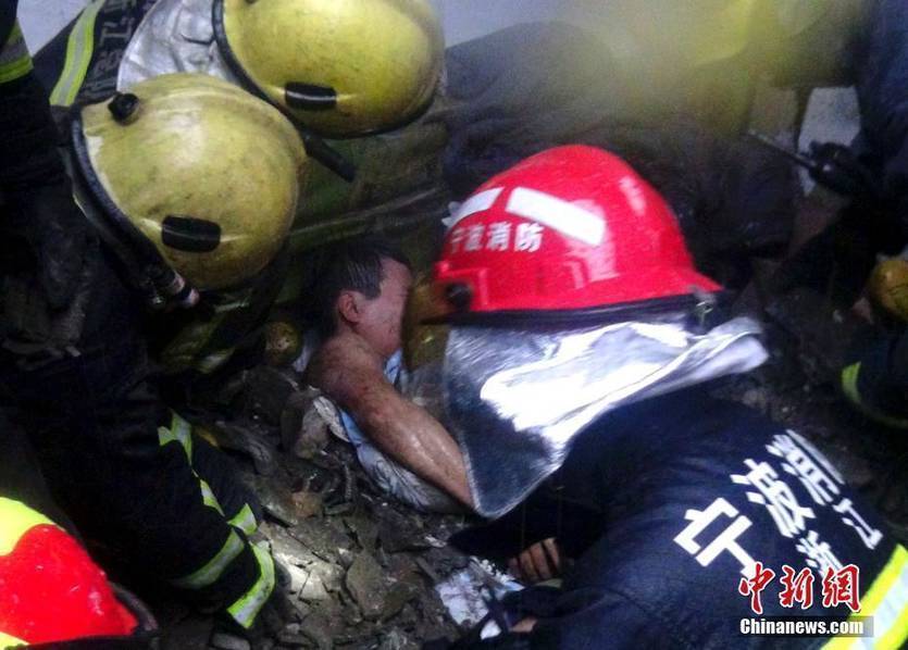 房子塌下来时丈夫用身体护住妻子 房子塌下来时丈夫用身体护住妻子