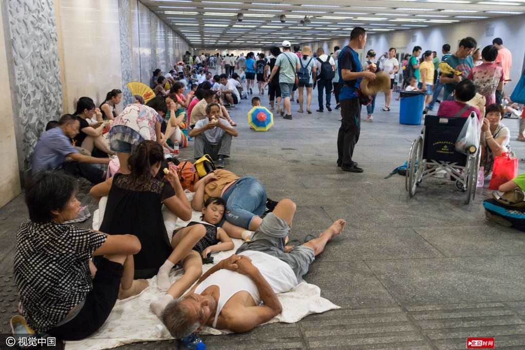 北京天安门游客扎堆 在地下通道席地而睡 北京天安门游客扎堆 在地下通道席地而睡