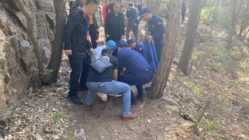 游客爬山途中突然晕倒 平谷消防紧急救助
