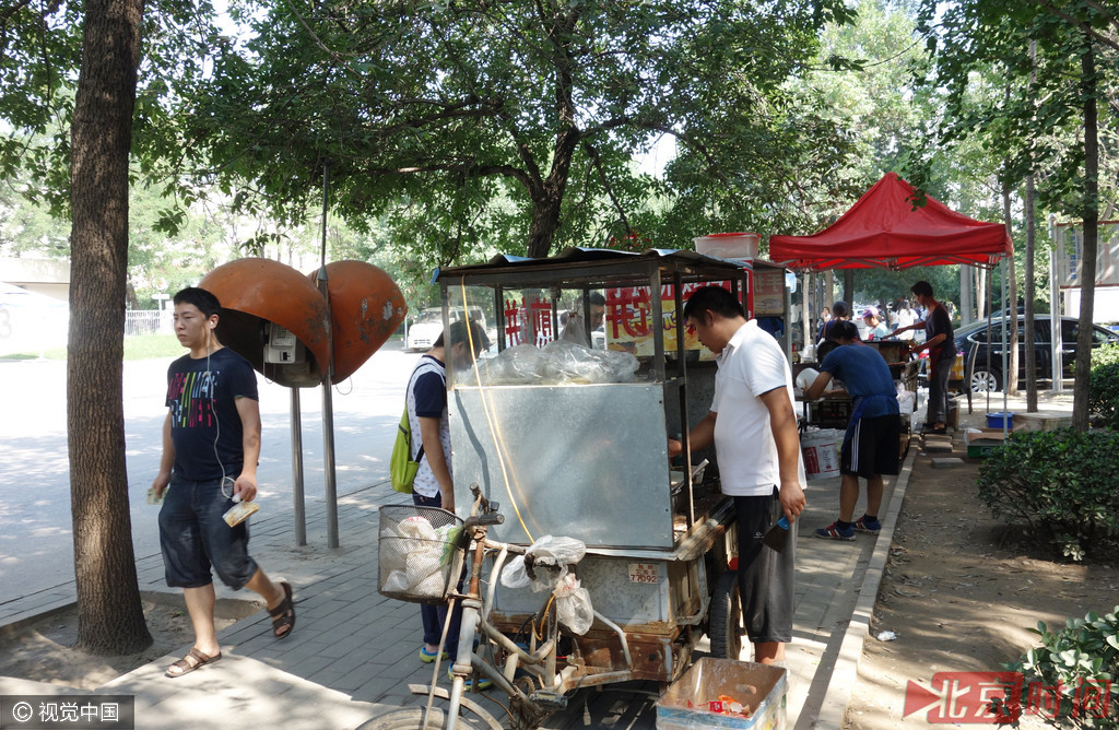 4年前这里改成工业园区，上班族日益增多，卖早点的街头零散摊贩成为一景。