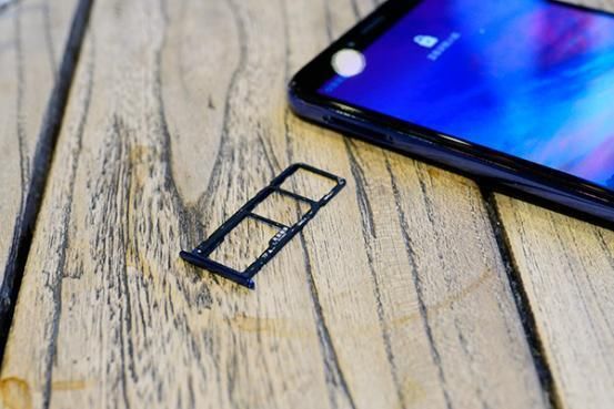 荣耀畅玩7A:三卡槽双摄一部人脸识别手机,799