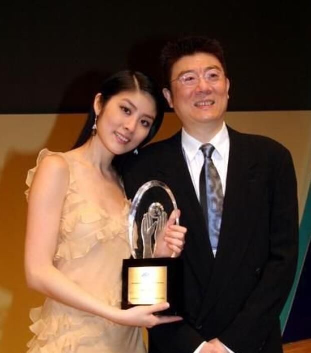 向华强都要礼让她三分!在大陆捐50多所学校,只