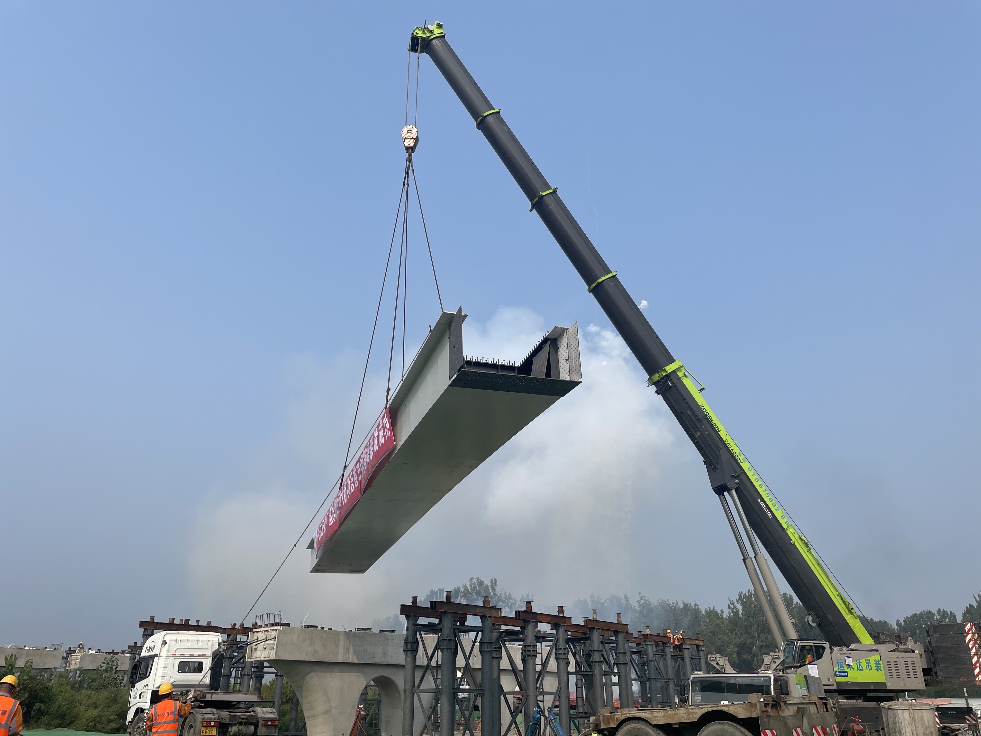 厂通路潮白河大桥首片钢梁成功架设