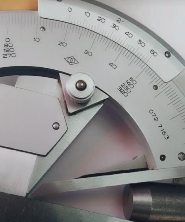 轴端倒个20度的倒角,活出来后老板说不对,这哥们不服,拿着角度尺给老