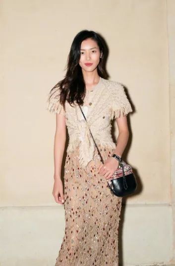 头发太短太长都不好看,现在流行测身高换发型