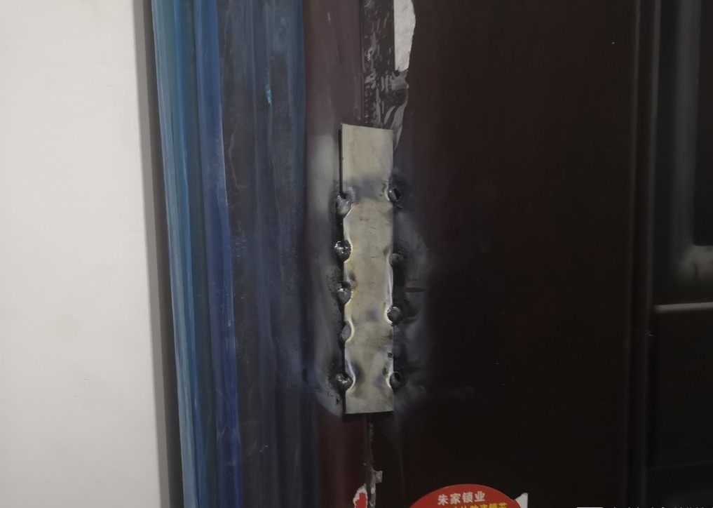 农民工寒夜回来 发现屋门被焊死