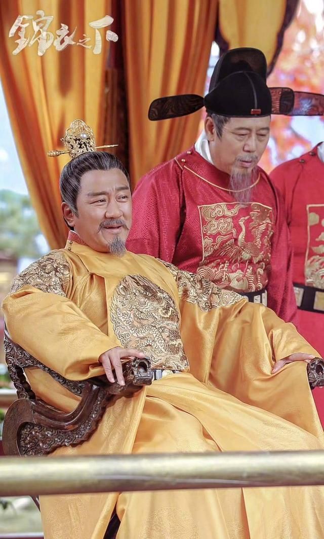 任嘉伦、谭松韵主演的电视剧《锦衣之下》杀青