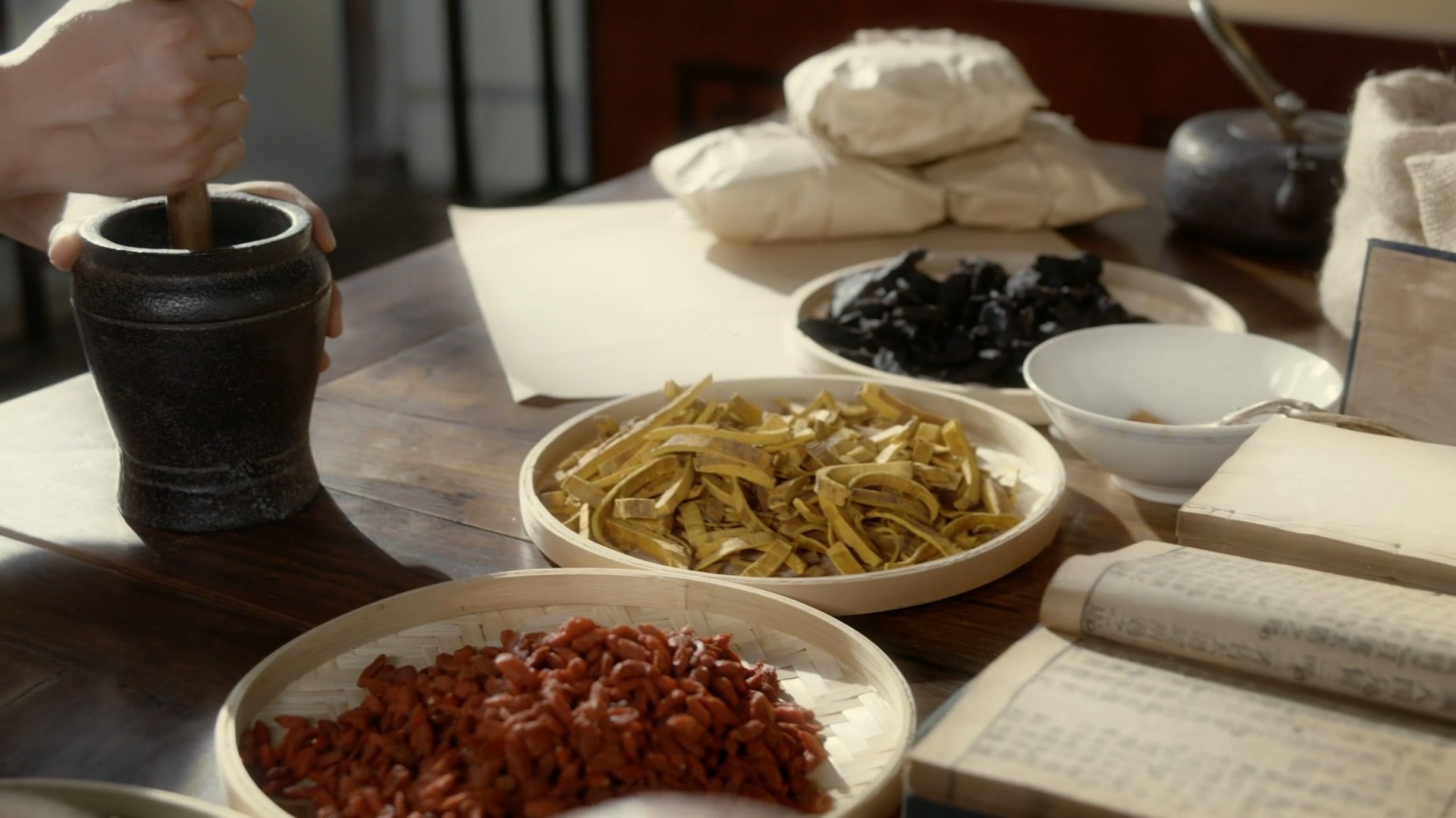 70年70人|一袭药香为医者 70年70人|一袭药香为医者