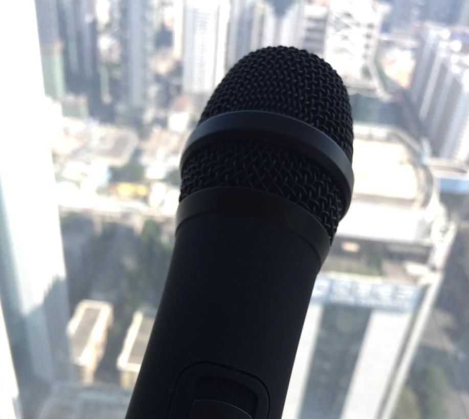 客厅K歌很简单,这款话筒插入智能电视就能唱