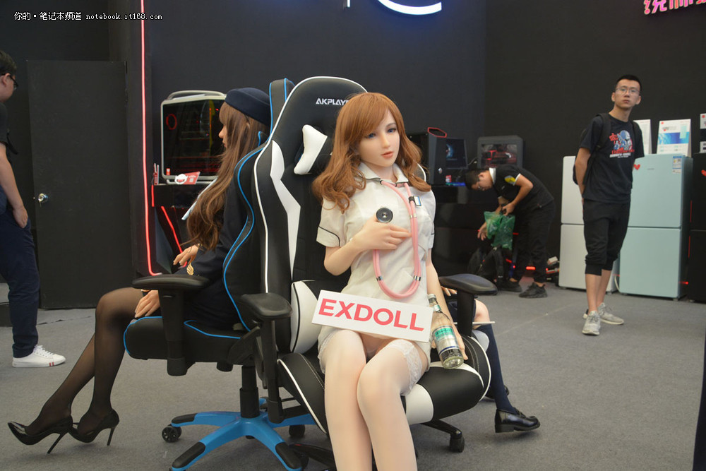 学生妹装扮的exdoll各种制服啊…这貌似是个空姐惠普暗夜精灵展台的软