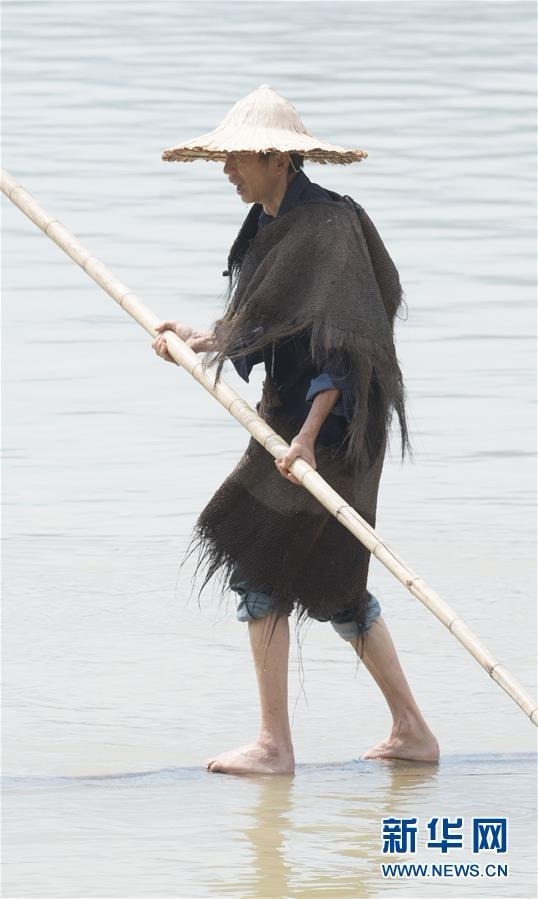 7月11日，方恕云站在一根毛竹上横渡新安江。 54岁的浙江建德农民方恕云，自少年时就开始练习站在一根毛竹上渡江的绝技，还能做俯卧撑、抬脚跳等动作，在水中“如履平地”。 