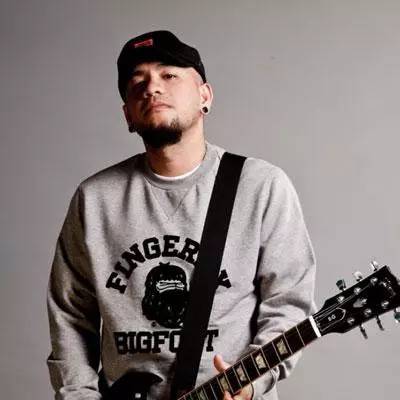 " 我看着这个梦幻的头像,怎么也跟眼前的张震岳划不上等号