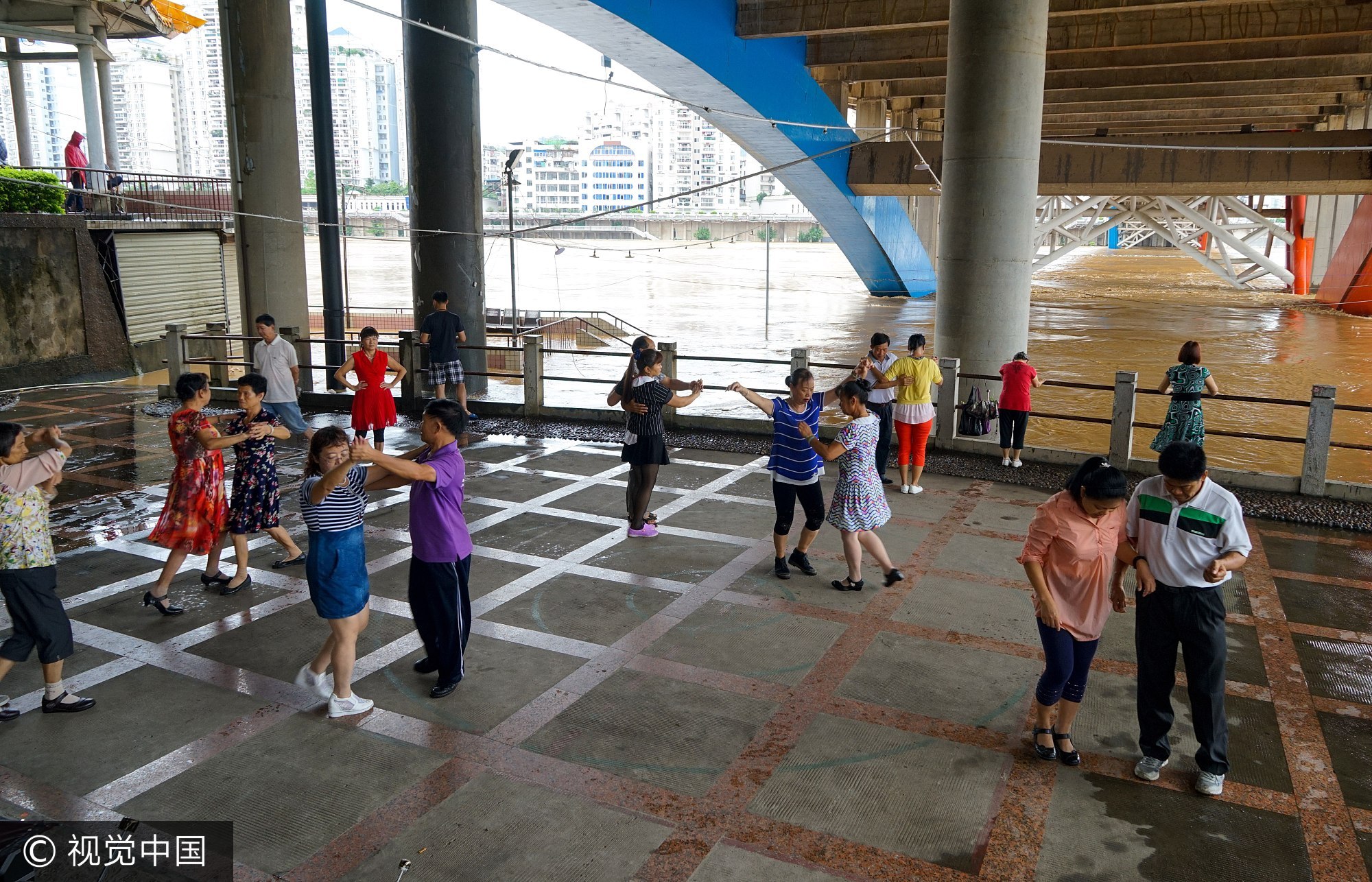 虽然是次洪水目前已超过警戒水位4.55米，是次洪水通过梧州市时，市民生活如常，“大妈”河边大跳广场舞。