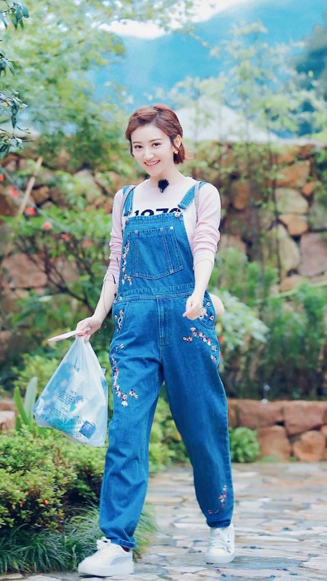 景甜风衣配短裤秀美腿,内衣外穿好大胆,网友:张