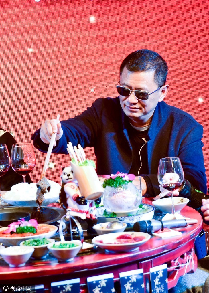 墨镜王吃火锅也离不开墨镜啊,不知道他这样能不能看清楚肉肉熟不熟.