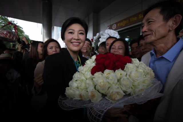 泰国前美女总理英拉受审 支持者门口献花