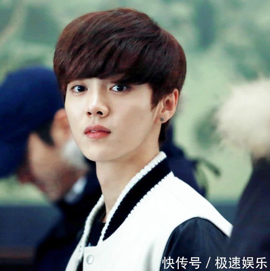 明星被星探发掘时,鹿晗在逛街,王俊凯在上厕所