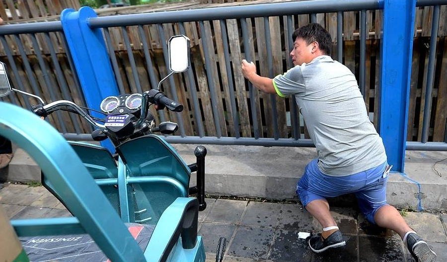 小伙面部被喷辣椒水后，痛哭流涕，交警拿来清水为其清洗面部，小伙情绪逐渐平复下来，同时也认识到自己的错误做法，最终配合交警在处罚单上签了字。