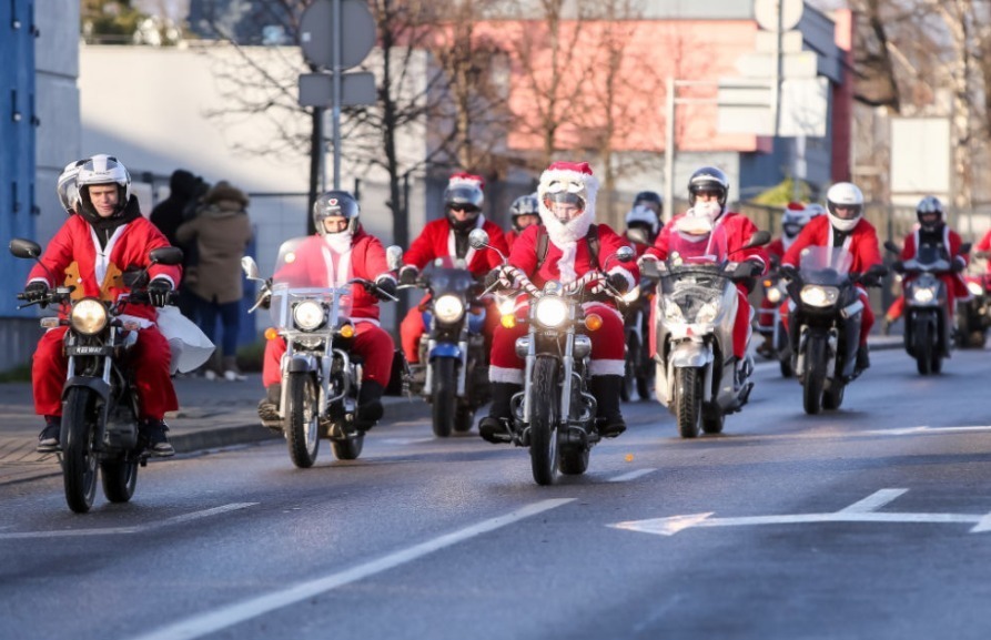 波兰格但斯克，许多圣诞老人骑着摩托车参加一年一度的盛大游行，游行队伍中有近2000名骑手，他们收集到的钱会捐给贫困儿童，用于购买圣诞礼物和温暖的食物。