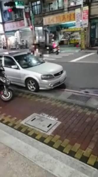 女子怀孕后得知自己是小三 被男子痛殴倒地