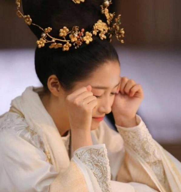 鹿晗关晓彤组合吃鸡!坐在电脑前打情骂俏,狗粮