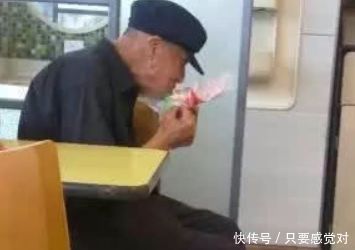 老人狼吞虎咽吃别人剩下的东西,服务员看到后