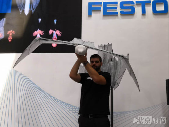 直击仿生飞蝠亚洲首秀：飞了一圈被观众“捕获”