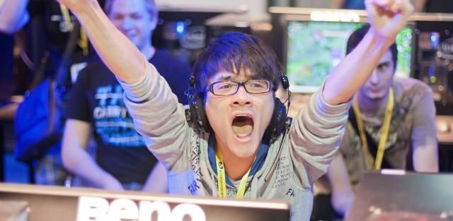 盘点LOL主播成名英雄:青蛙锤石和UZI的VN谁的