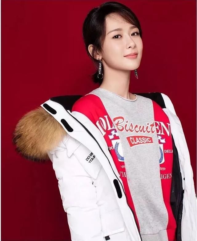 2017冬天,白色羽绒服火了!这样搭配时髦度飙升