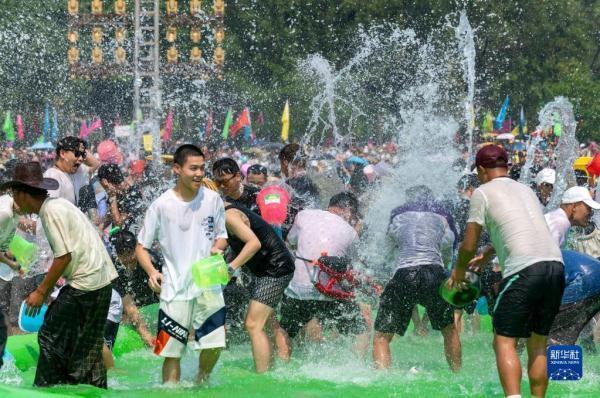 62年前的珍贵影像!周总理和傣族人民欢度泼水节,他笑得多开心啊!_北京时间