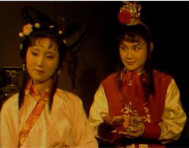 林黛玉和薛宝钗的《咏白海棠》诗,隐含着她们