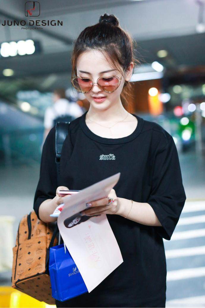 被杨超越的下身失踪刷新三观,裤子短到不能再