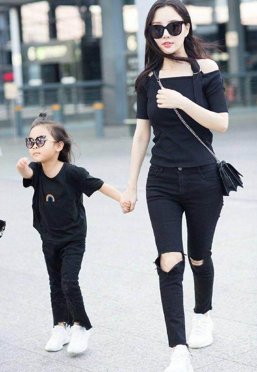 李小璐这回尴尬了,深V裙扣子突然炸开,网友:好