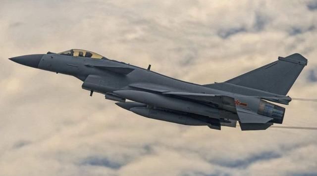 歼20为何挂4个副油箱?航程大幅提升,适合战机