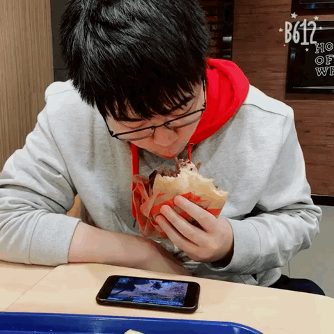 韦神沉迷绝地求生,吃饭不忘研究,难怪不打lol了