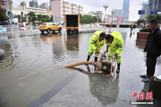 降雨致昆明一老年公寓人员被困 已救援疏散上百人