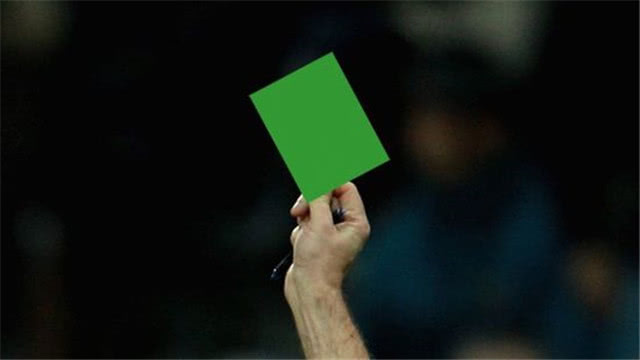 在足球比赛时,裁判拿出绿牌,到底会发生什么事