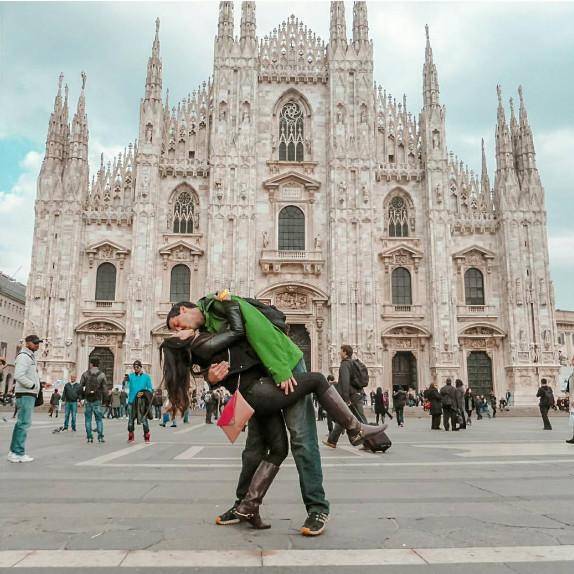 满世界撒狗粮 异地小情侣各处旅游却拍相同照