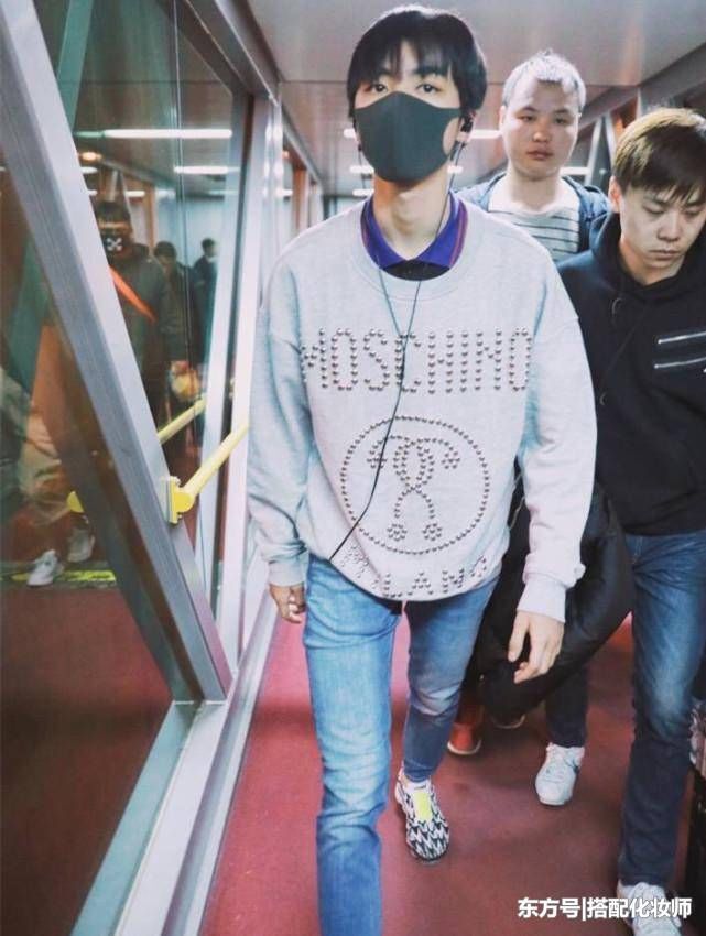 王俊凯来了,这条牛仔裤蛮特别,和以前他穿的不