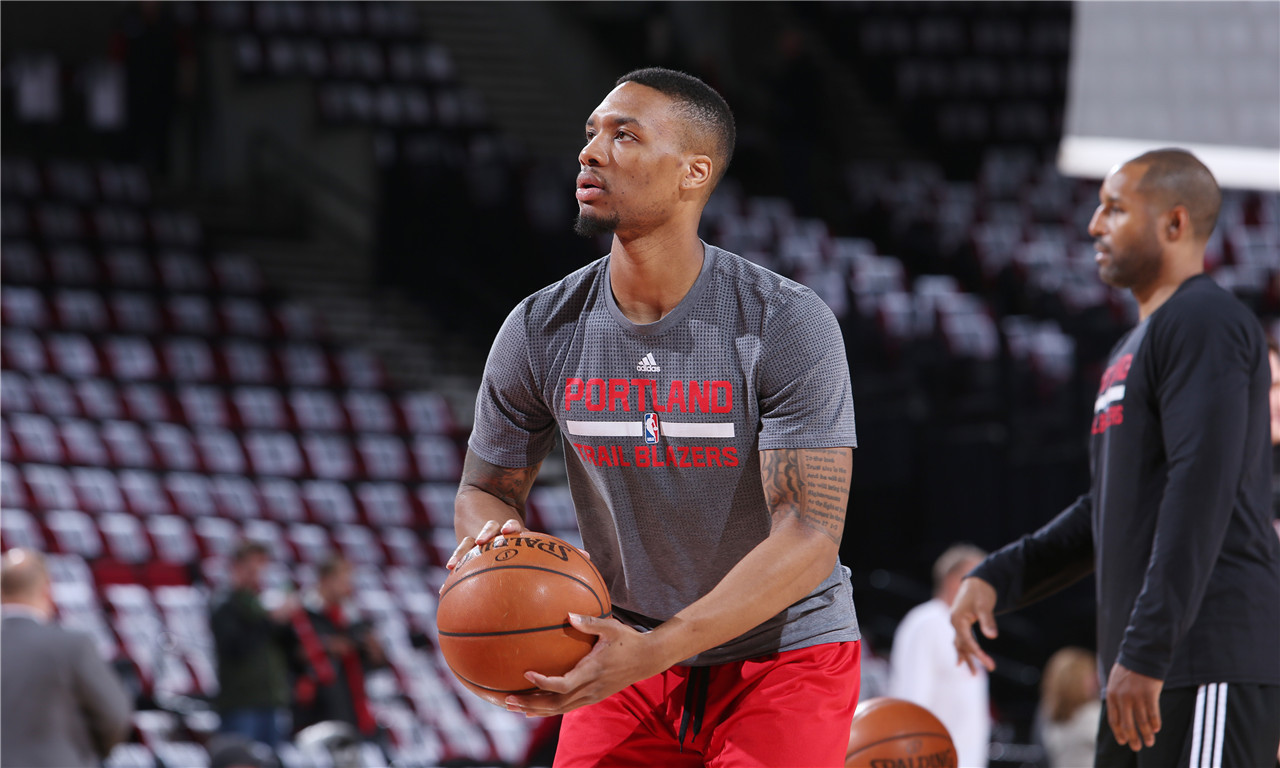 利拉德投篮热身.