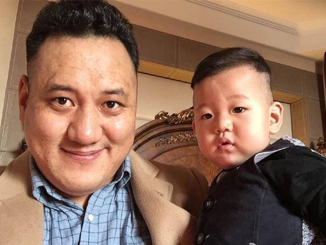 随后降央卓玛儿子的照片也爆出,照片中降央卓玛的儿子和他的父亲长相