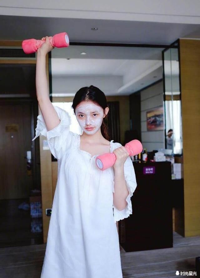 周星驰为何连续3部电影都重用仅22岁的她?原