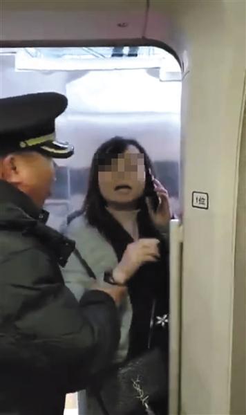 为等妻子 男子3次扒屏蔽门拦地铁 为等妻子 男子3次扒屏蔽门拦地铁