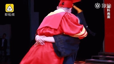 其实，这并非是吉林动画学院校长第一次在毕业典礼上和学生“亲切互动”，在该校2018年本科生毕业典礼上，被“心情激动”的男生偷亲、配合女学生比心、被学生举高合影……全程面带微笑配合的校长，被网友赞为“最配合校长”。