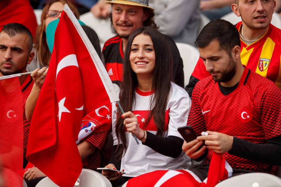 组图-捷克女球迷短裤惹火 身材纤细曲线性感